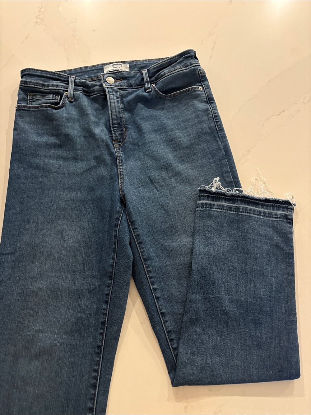 Denizen High-rise ankle from Levi's Frayed Hem Mid Wash Denim Jeans Size 8 W29